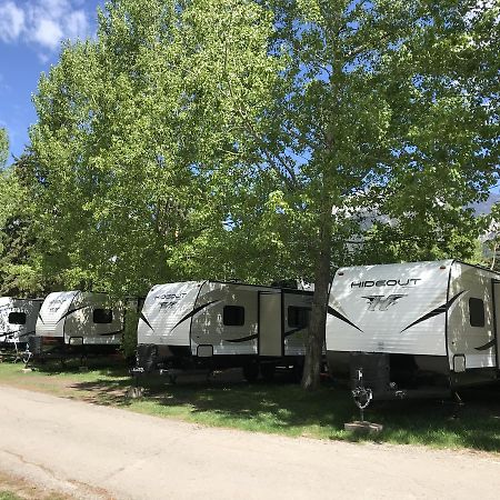 Готель Rundle Mountain Rv Park Кенмор Екстер'єр фото