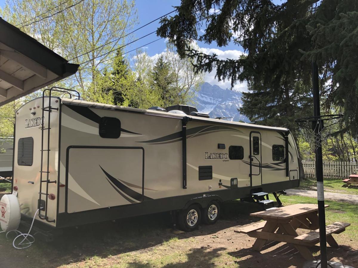 Готель Rundle Mountain Rv Park Кенмор Екстер'єр фото